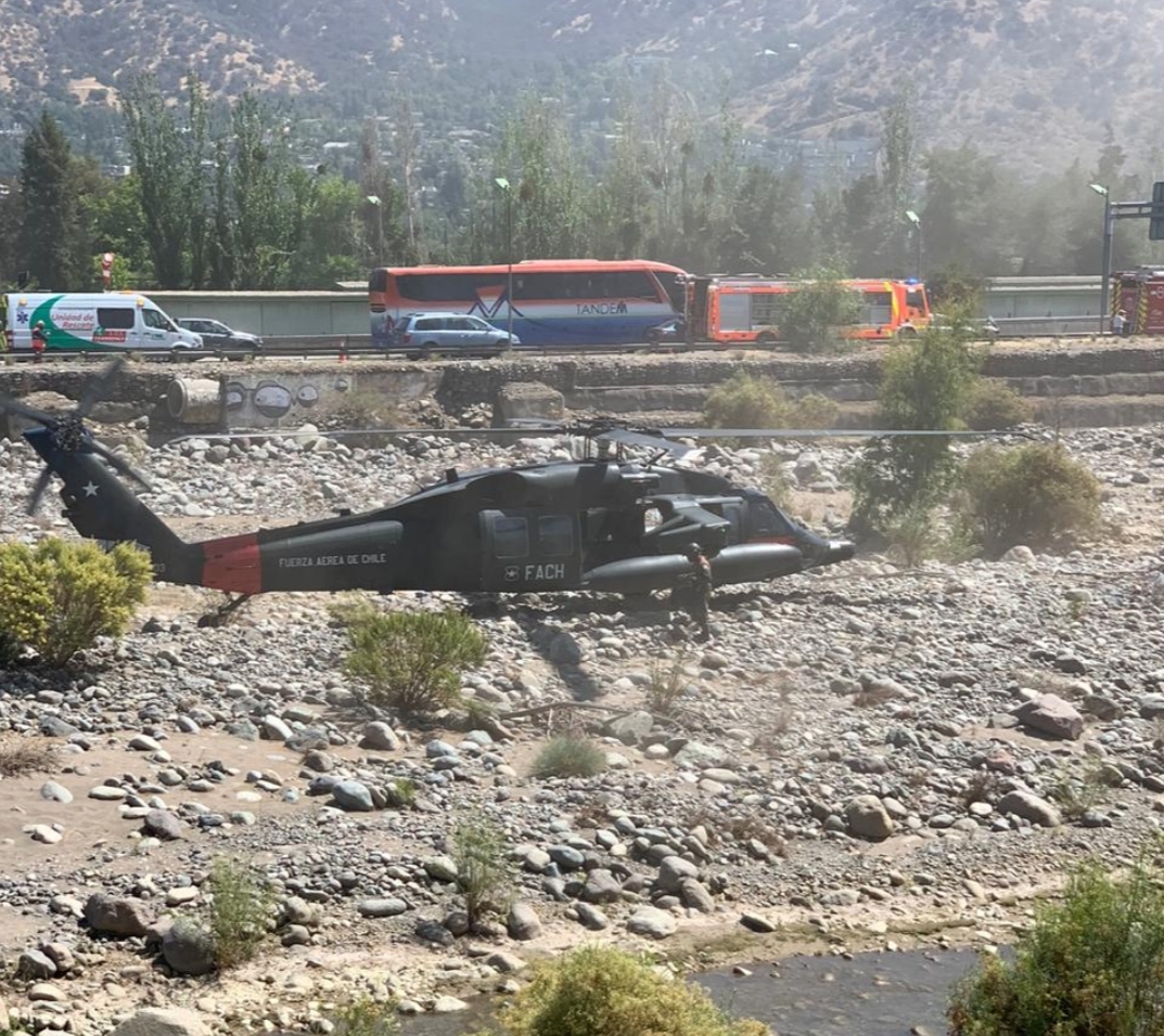 Noticias Chile | Poderoso helicóptero Black Hawk  sacó aeronave siniestrada de la FACH desde el  río Mapocho 