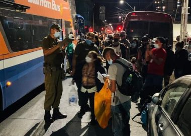 Noticias Chile | Luz verde para movilizar FF.AA a la frontera, mientras dos buses con venezolanos llegan a Santiago