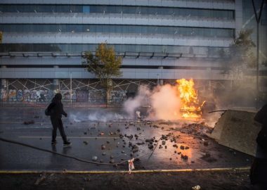 Noticias Chile | Nueva jornada de disturbios en Plaza Italia , deja daños a material público y privado