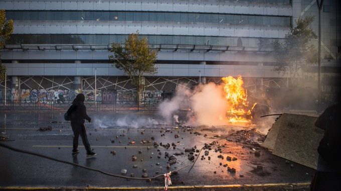 Noticias Chile | Nueva jornada de disturbios en Plaza Italia , deja daños a material público y privado