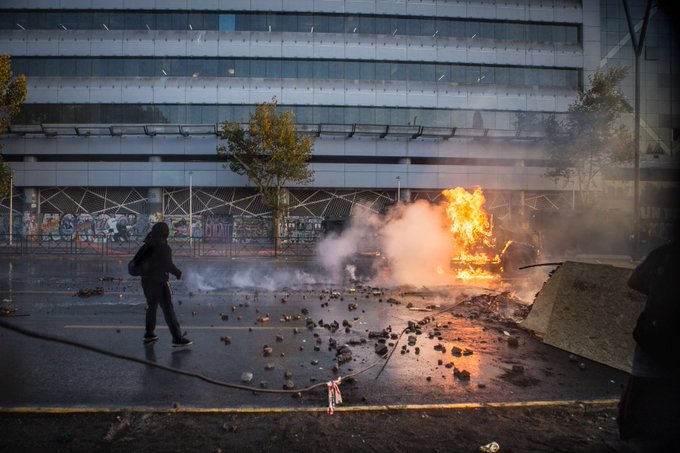 Noticias Chile | Nueva jornada de disturbios en Plaza Italia , deja daños a material público y privado