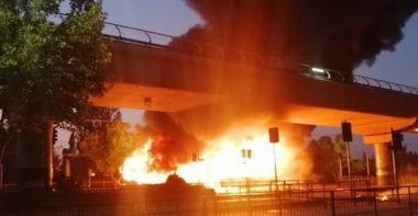 Noticias Chile | Violentos disturbios en Santiago dejan un bus quemado, daños a material público y privado