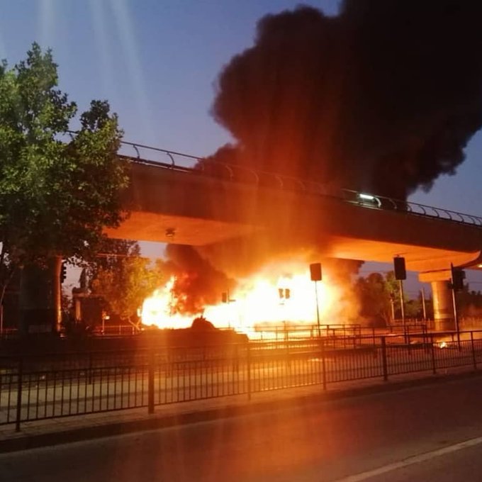 Noticias Chile | Violentos disturbios en Santiago dejan un bus quemado, daños a material público y privado