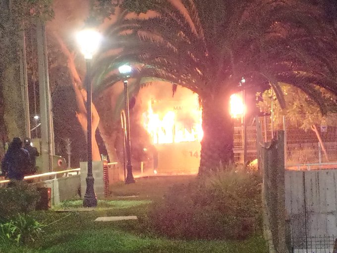Noticias Chile | Violentistas atacan la 25° Comisaría de Maipú y queman caseta municipal 