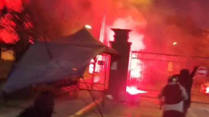 Noticias Chile | Violentistas atacan la 25° Comisaría de Maipú y queman caseta municipal