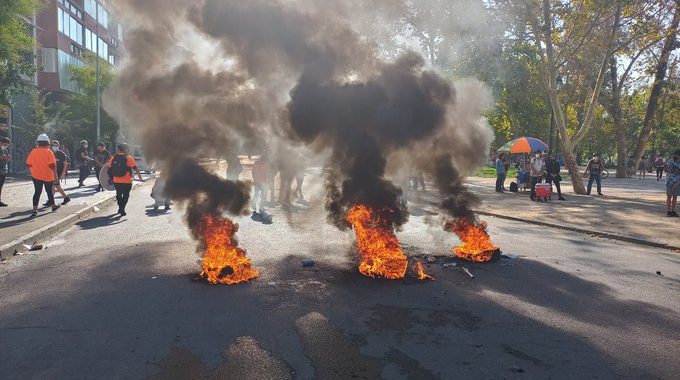 Noticias Chile | Pequeño grupo de delincuentes realiza disturbios en Plaza Italia