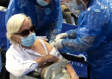 Noticias Chile | Delfina Guzmán al recibir la vacuna: “¡Ya chiquillos a vacunarse! Para que se acabe esta mier…”