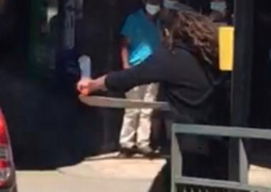 Noticias Chile | Policía de investigaciones aún no encuentran los machetes del artista callejero