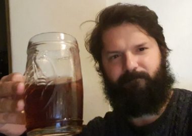 El diputado Gabriel Boric Font permanece disponible para ser el candidato presidencial del Frente Amplio, poniendo fin al martirio del bloque tras la negativa de la periodista Beatriz de Jesús Sánchez Muñoz. Una aventura al palacio de La Moneda le permitiría revalidarse como el principal líder del FA y sumar visibilidad en su plan de llegar al Senado, aunque hay interrogantes sobre si le conviene enfrentarse en una primaria sólo con Óscar Daniel Jadue Jadue. Opiniones al interior del FA aseguran que es muy probable que termine siendo el abanderado, tras surgir como opción a mediados de enero, cuando Beatriz Sánchez y el abogado Fernando Atria declinaron para competir a la Convención Constitucional. Tras meditarlo por cerca de un mes, Gabriel Boric notificó a su partido Convergencia Social que está disponible. Así lo ratifican en su ambiente, en paralelo con un documento interno de su colectividad, publicado por el diario La Tercera, en el que precisan que su nombre fue propuesto por los consejos regionales del partido, y que él está útil si se trata de una decisión colectiva. “Nuestra militancia está estudiando que Gabriel Boric lidere el proceso para un próximo gobierno”, dijo ayer la dirigente político Alondra Arellano. En el partido Comunes, igualmente dan el visto bueno. “Es positivo que un liderazgo como él esté a disposición de desafíos colectivos, y se seguirá evaluando cuál es la política de alianzas para levantar un programa transformador”, aseveró su presidente Jorge Ramírez. En Revolución Democrática aún no se pronuncian, pero no habría objeciones y se ve difícil que levanten al senador Juan Ignacio Latorre Riveros, en medio de su crisis interna. El diputado Marcelo Eduardo Díaz Díaz del movimiento Unir quería competir, pero no concita adhesión en el FA. De hecho, el documento de Convergencia Social asigna “buenas posibilidades” de que Gabriel Boric sea el abanderado FA sin pasar por una primaria. De todas maneras, el diputado no se pronunciará hasta la definición que haga su partido.