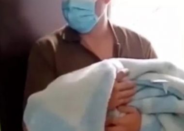 Noticias Chile | Carabineros reaniman y salvan a recién nacida que se estaba asfixiando en La Florida