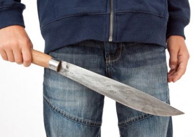 Noticias Chile | Los riesgos de usar cuchillos de malabares sin la experiencia, estos podrían causar graves lesiones y traumatismos a personas inocentes