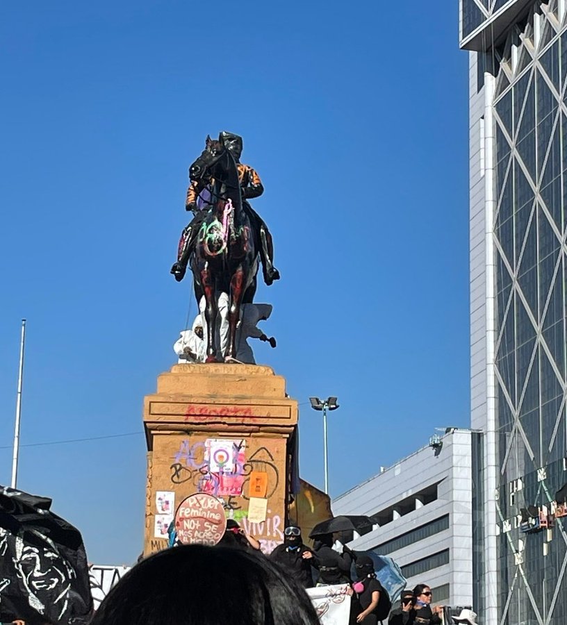 Noticias Chile | Delincuentes trataron de romper y derrumbar la estatua del General Baquedano 