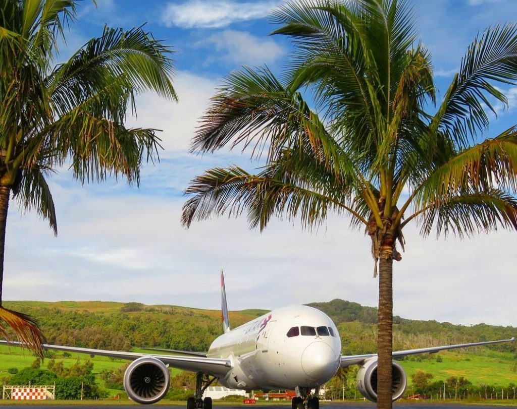 Latam reanudará vuelos a Rapa Nui, luego de incidentes que terminaron con un avión retenido