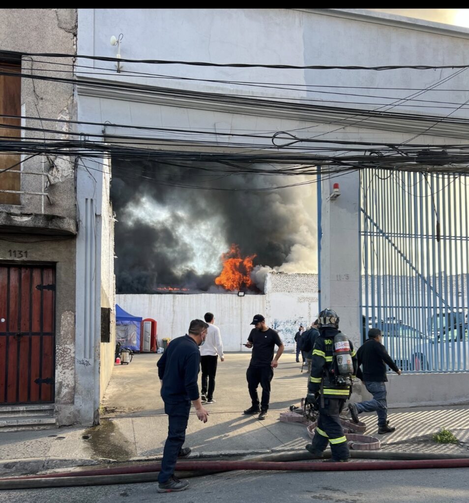 La emergencia ha generado una densa columna de humo negro visible desde diversos puntos de la capital, lo que ha provocado alerta entre los vecinos del sector debido a la intensidad del fuego y al fuerte olor a quemado que perciben en los alrededores.